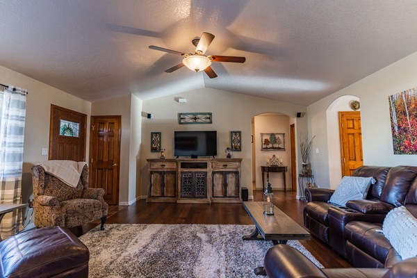 Una Smart TV, un reproductor de DVD, libros, un reproductor estéreo