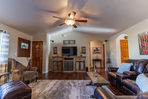 Beautiful Warm and Spacious Home, 3bed/2 full bath