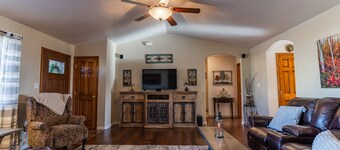 Beautiful Warm and Spacious Home, 3bed/2 full bath