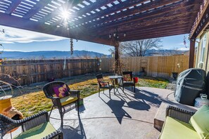 Outdoor dining - Beautiful Warm and Spacious Home, 3bed/2 full bath (Cañon City)