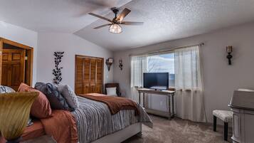 3 bedrooms, iron/ironing board, travel crib, free WiFi