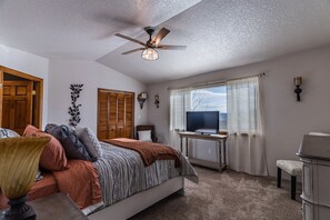 3 bedrooms, iron/ironing board, travel crib, free WiFi - Beautiful Warm and Spacious Home, 3bed/2 full bath (Cañon City)