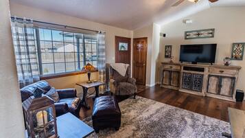 Smart TV, lettore DVD, libri, impianto stereo