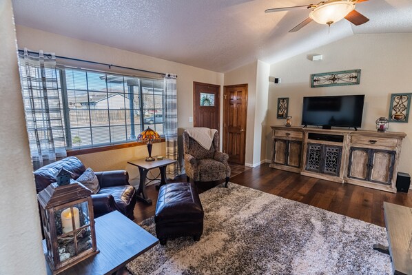 Smart TV, DVD player, books, stereo