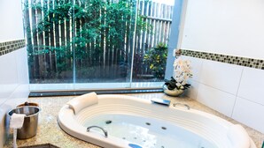 Área de tratamiento exterior, un sauna, una bañera de hidromasaje