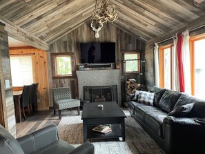 Smart TV, fireplace, books - Cozy Red Cabin on Briggs Lake (Clear Lake)