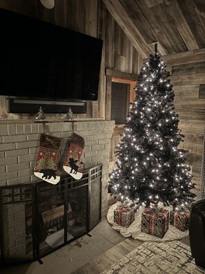 Interior - Cozy Red Cabin on Briggs Lake (Clear Lake)