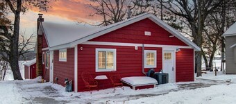 Cozy Red Cabin on Briggs Lake