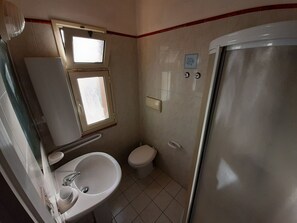 Douche, serviettes fournies