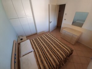 Makuuhuoneessa on sänky, lipasto, vaatekaappi ja peili.