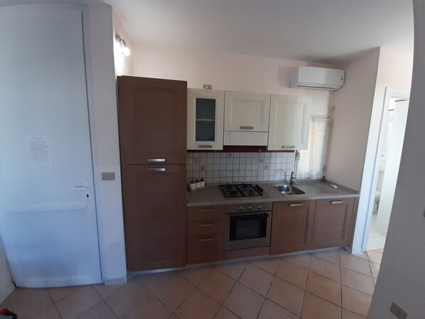 Fridge, oven, stovetop, cookware/dishes/utensils