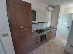 Kühlschrank, Ofen, Herdplatte, Kochgeschirr/Geschirr/Besteck