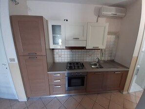 Kühlschrank, Ofen, Herdplatte, Kochgeschirr/Geschirr/Besteck