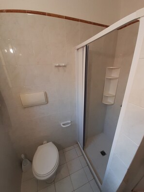 Doccia, bidet, asciugamani, carta igienica
