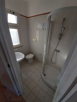 Douche, bidet, serviettes fournies