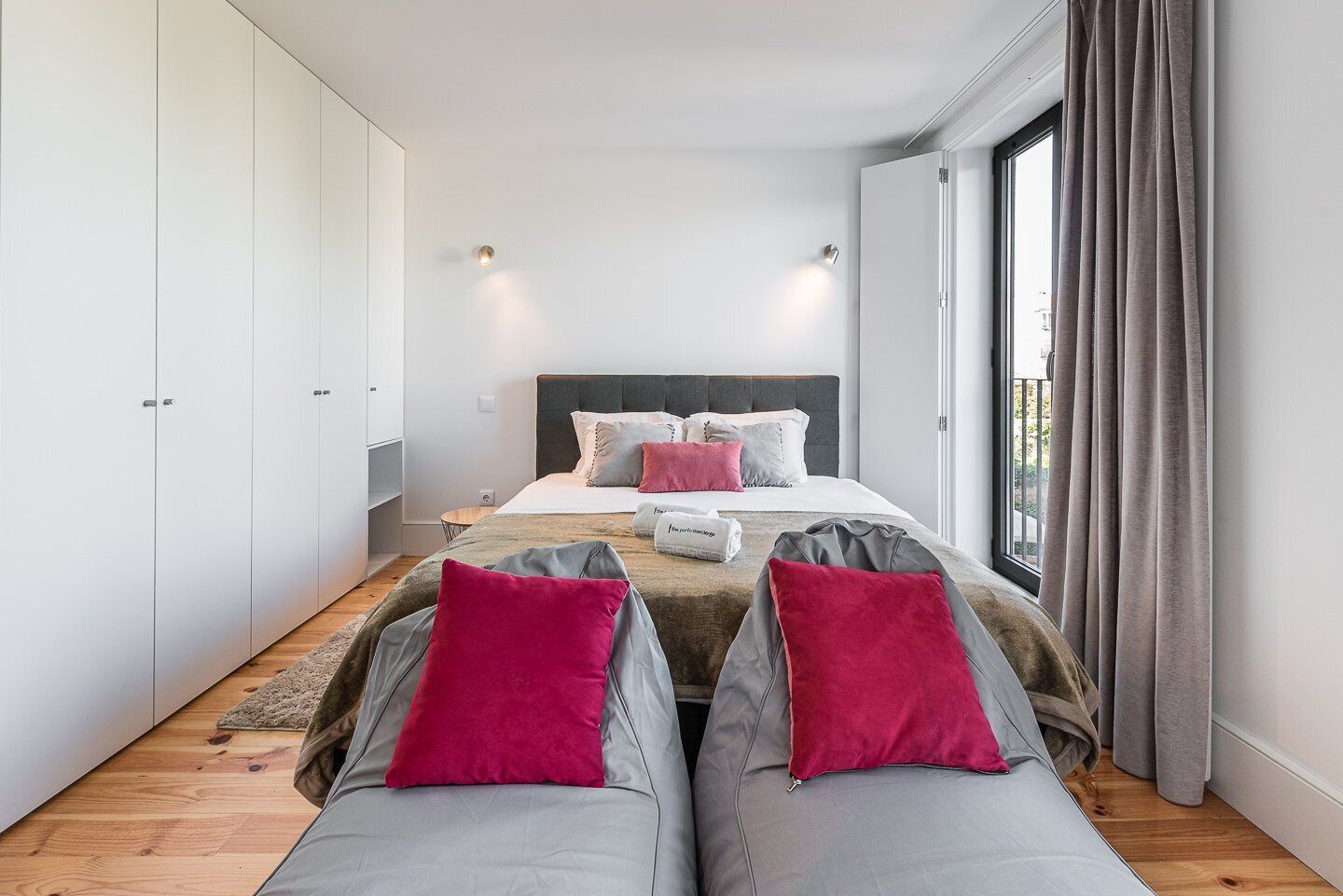 デスク、インターネット、ベッドシーツ