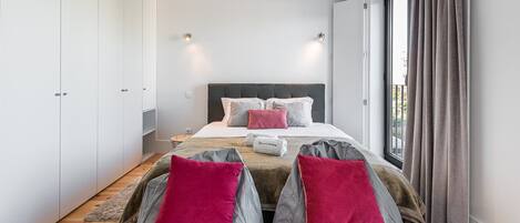 Skrivbord, internet och sängkläder