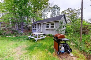 Outdoor dining - Low Tide Cabin @ Pemaquid Beach (New Harbor)