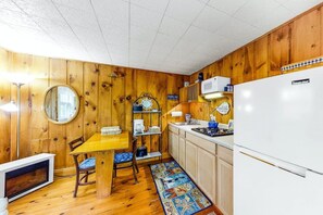 Réfrigérateur, four à micro-ondes, surface de cuisson, cafetière-théière