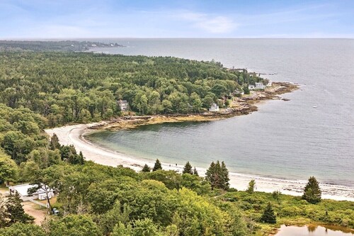 Across the road from Pemaquid Beach — wooded king-bed cabin