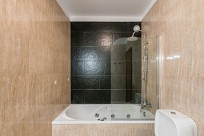 Badewanne, Haartrockner, Handtücher