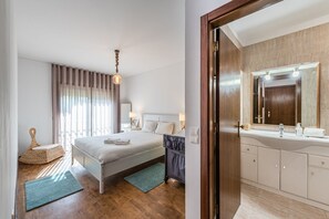 2 bedrooms, internet, bed sheets