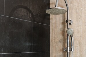 Badewanne, Haartrockner, Handtücher