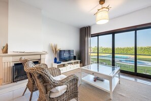 TV, books - GuestReady - Madalena Beach Pool & Tennis (Vila Nova de Gaia)
