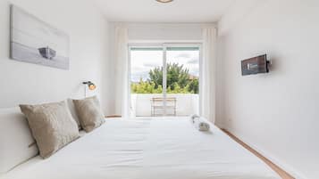 3 habitaciones, escritorio, tabla de planchar con plancha y internet