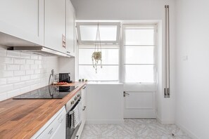 Geladeira, micro-ondas, fogão, lava-louças