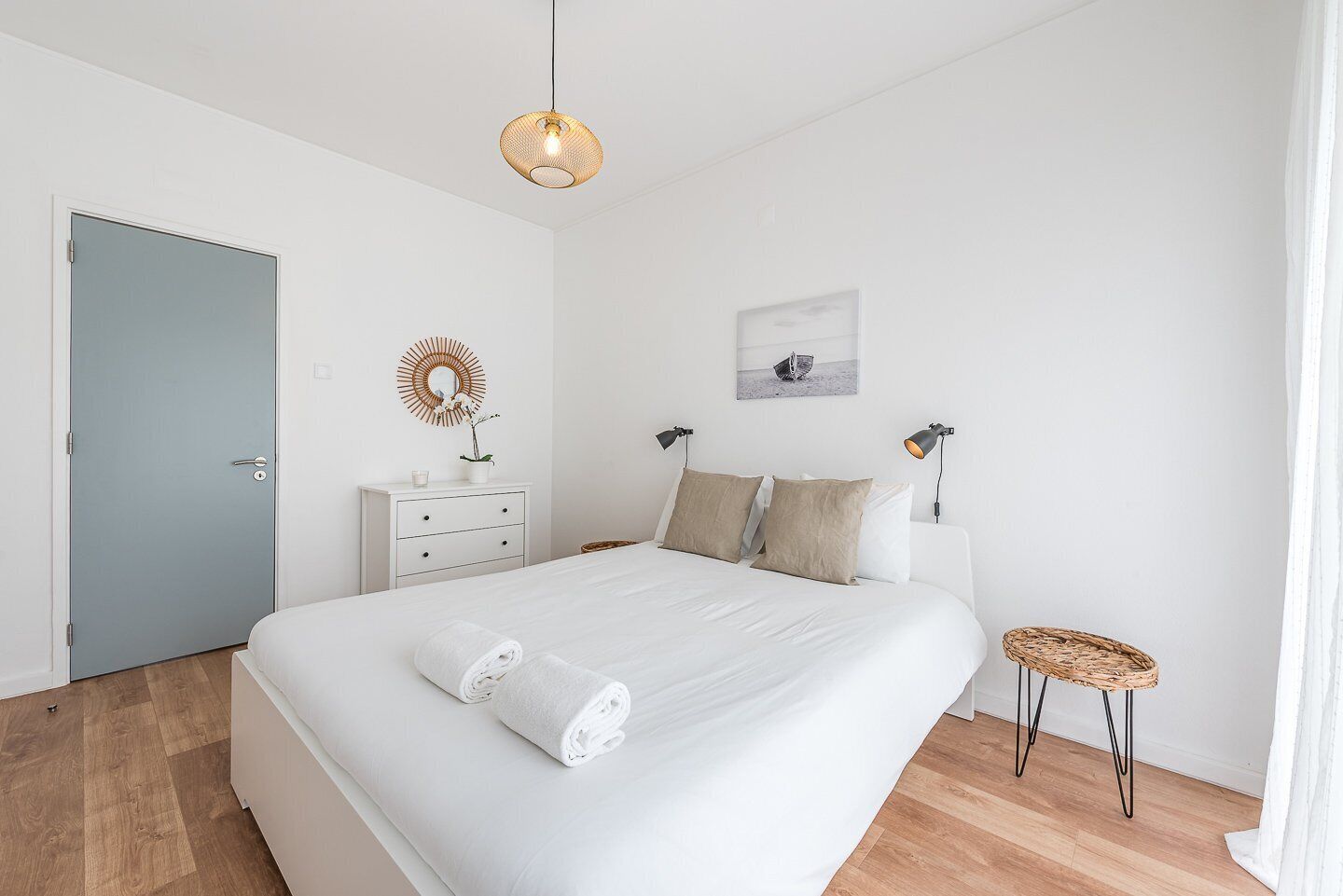 3 bedrooms, desk, iron/ironing board, internet