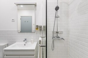 Ducha, artículos de higiene personal gratuitos y secador de pelo
