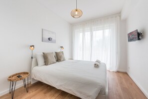 3 bedrooms, desk, iron/ironing board, internet