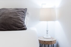 Skrivebord, internetforbindelse, sengetøj