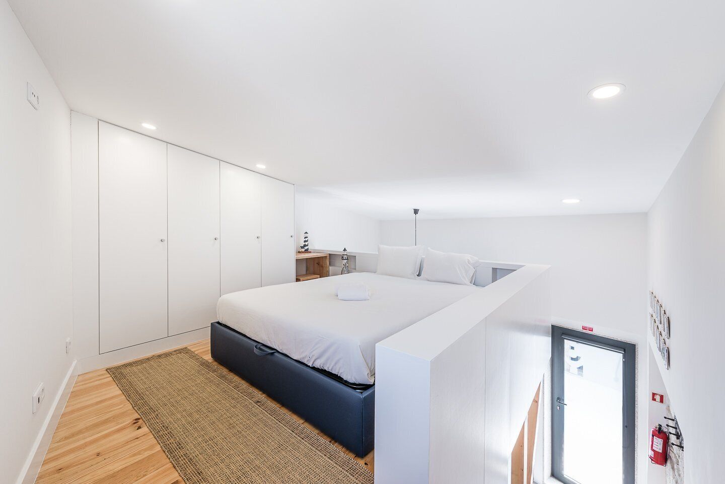 1 bedroom, desk, internet, bed sheets