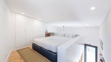 1 bedroom, desk, internet, bed sheets