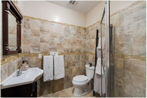 Hårføner, håndklær, såpe og sjampo