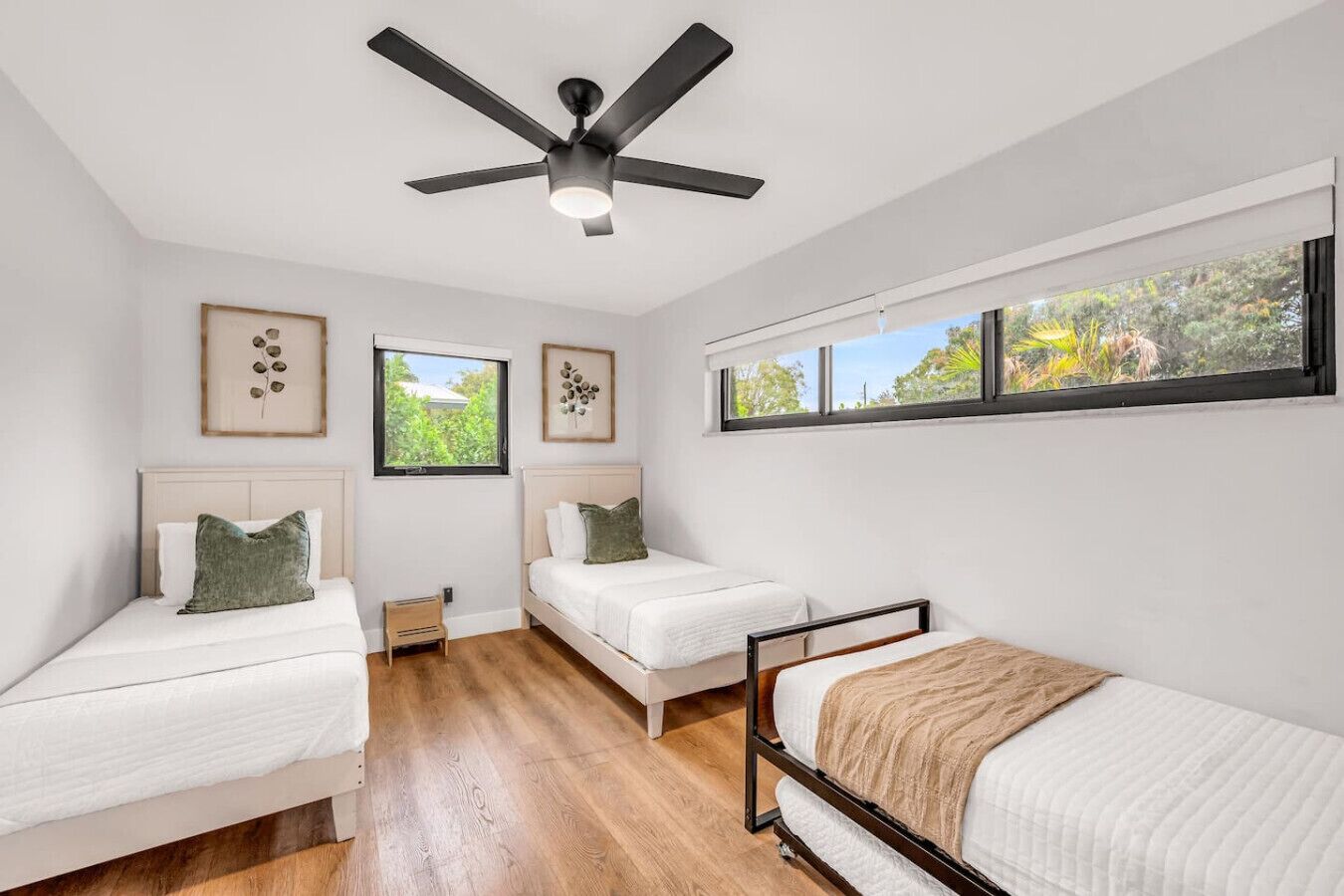 3 soverom, skrivebord, strykejern/-brett og reiseseng for barn