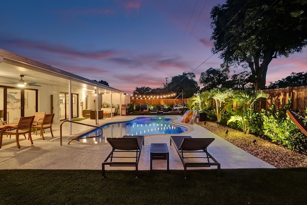 Alberca al aire libre y alberca climatizada