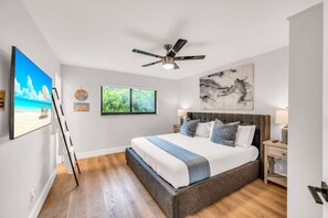 3 habitaciones, escritorio y tabla de planchar con plancha 