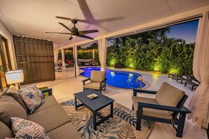 Una piscina al aire libre, una piscina climatizada