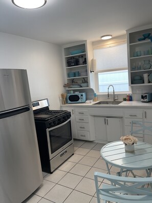 Fridge, microwave, oven, stovetop - 2 bed 2 bath 3 blocks from water! Sleeps 6 - Dog Run! (Oceanside)