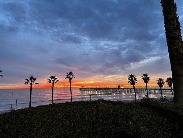 Beach nearby - 2 bed 2 bath 3 blocks from water! Sleeps 6 - Dog Run! (Oceanside)