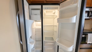 Ein offener Kühlschrank mit mehreren Einlegeböden und einem Gefrierfach.
