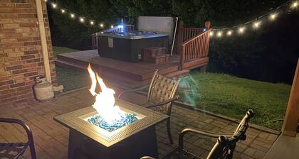 4BR WALK-IN ~ Game Room! ~ Hot tub ~ FREE TICKETS INCLUDED! (DV-164R)