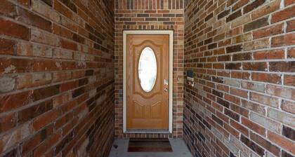 4BR WALK-IN ~ Game Room! ~ Hot tub ~ FREE TICKETS INCLUDED! (DV-164R)