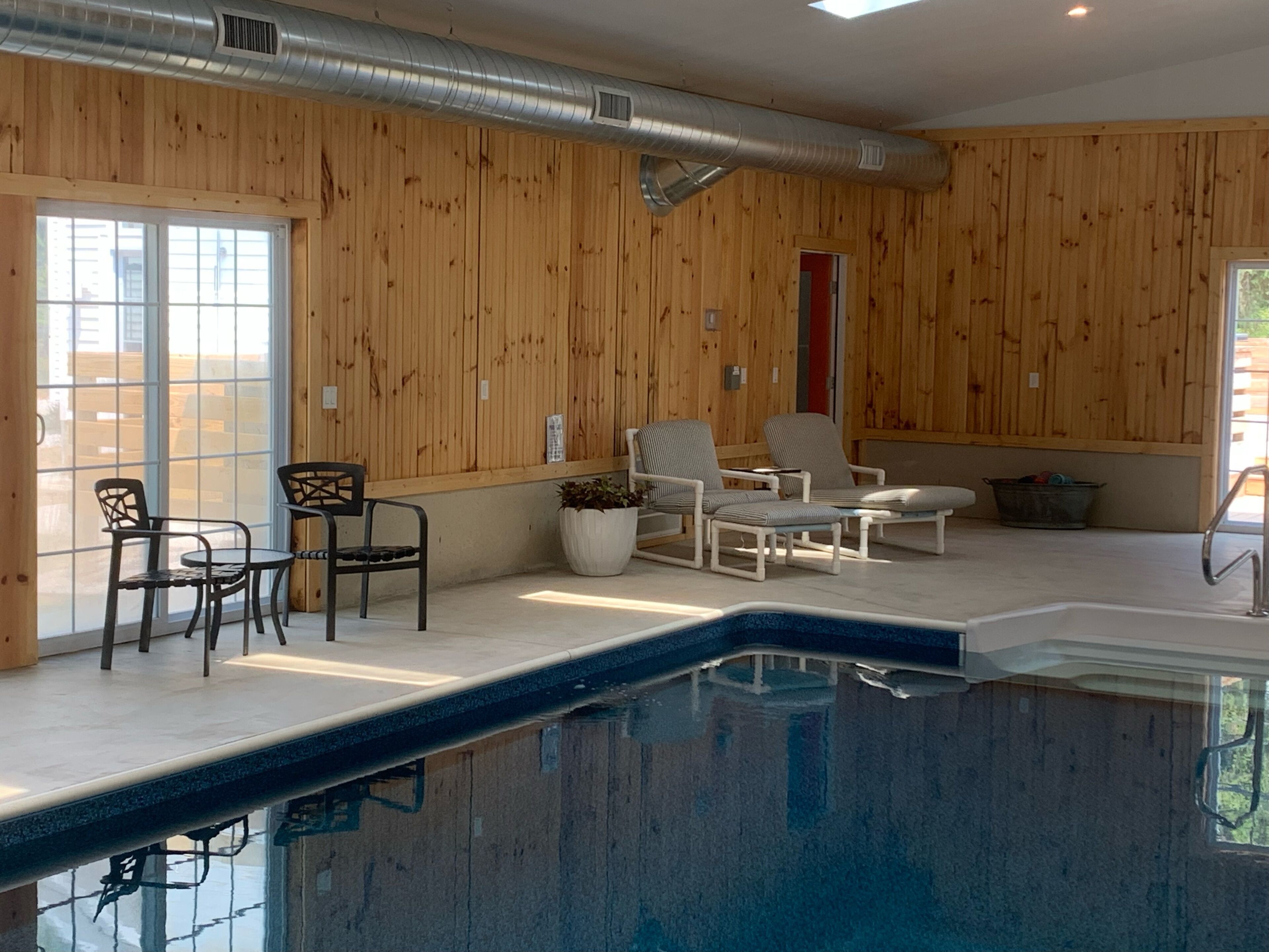 Una piscina cubierta, una piscina climatizada