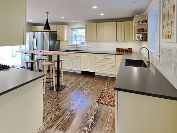 冰箱、微波炉、烤箱、炉灶