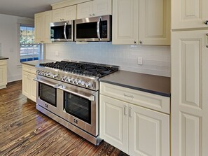 冰箱、微波炉、烤箱、炉灶