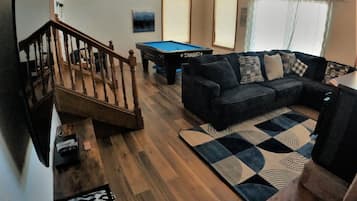 Smart-tv, eldstad och dvd-spelare